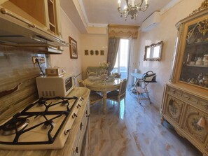Fridge, microwave, oven, stovetop - FD luxury rooms - M0230913313 - Room 2 (Verona)