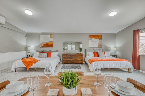 🌞6 KING beds, 14 GUESTS, 5 BEDROOMS, 2 BATHROOMS, REFRIGERATION, NEAR AIRPORT