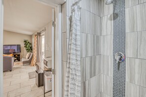 Badewanne, Haartrockner, Handtücher, Seife