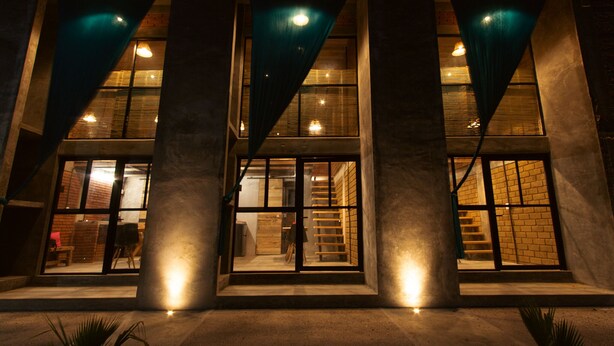 A building with large columns, a staircase, and a view into the interior. - Hotel El Refugio Campestre (Oaxaca)