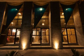 A building with large columns, a staircase, and a view into the interior. - Hotel El Refugio Campestre (Oaxaca)
