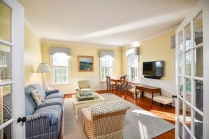 Smart-TV, Kamin, Tischtennisplatte, Kinderspielzeug