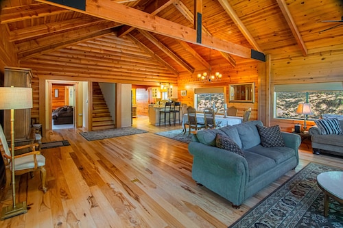 Secluded  and PRIVATE Sierra Nevada Foothills vineyard home 