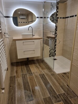 Dusche, Haartrockner, Handtücher, Toilettenpapier