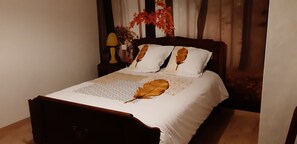 3 bedrooms, iron/ironing board, WiFi, bed sheets