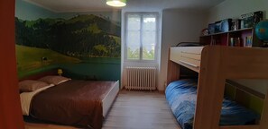 3 bedrooms, iron/ironing board, WiFi, bed sheets