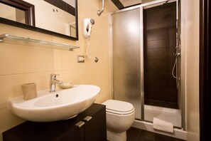 Dusj, hårføner, bidé og håndklær