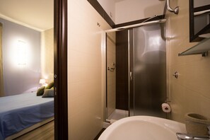 Shower, hair dryer, bidet, towels - Vatican museum and main sights of the city within walking distance. Free Wi-Fi (Roma)