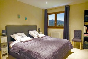 2 slaapkamers, een strijkplank/strijkijzer, reisbedje, gratis wifi