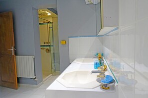 Duschwanne, Whirlpool, umweltfreundliche Kosmetikartikel, Haartrockner