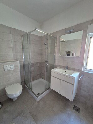 Dusche, Haartrockner, Handtücher, Seife