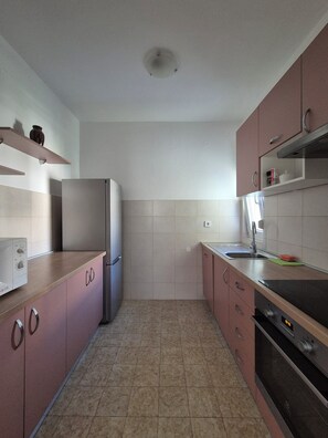 Refrigerador, microondas, horno y lavavajillas 