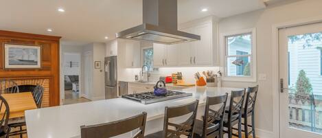 Jääkaappi, mikroaaltouuni, uuni, liesi