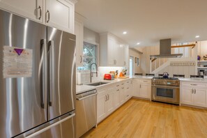 Kjøleskap, mikrobølgeovn, ovn og kokeplater