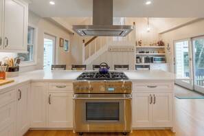 Kylskåp, mikrovågsugn, ugn och spishäll