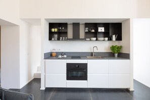 Kühlschrank, Mikrowelle, Ofen, Herdplatte