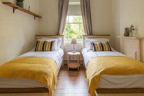3 Schlafzimmer, Schreibtisch, Bügeleisen/Bügelbrett, Reisekinderbett