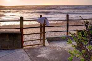 En la playa, camastros y toallas de playa 