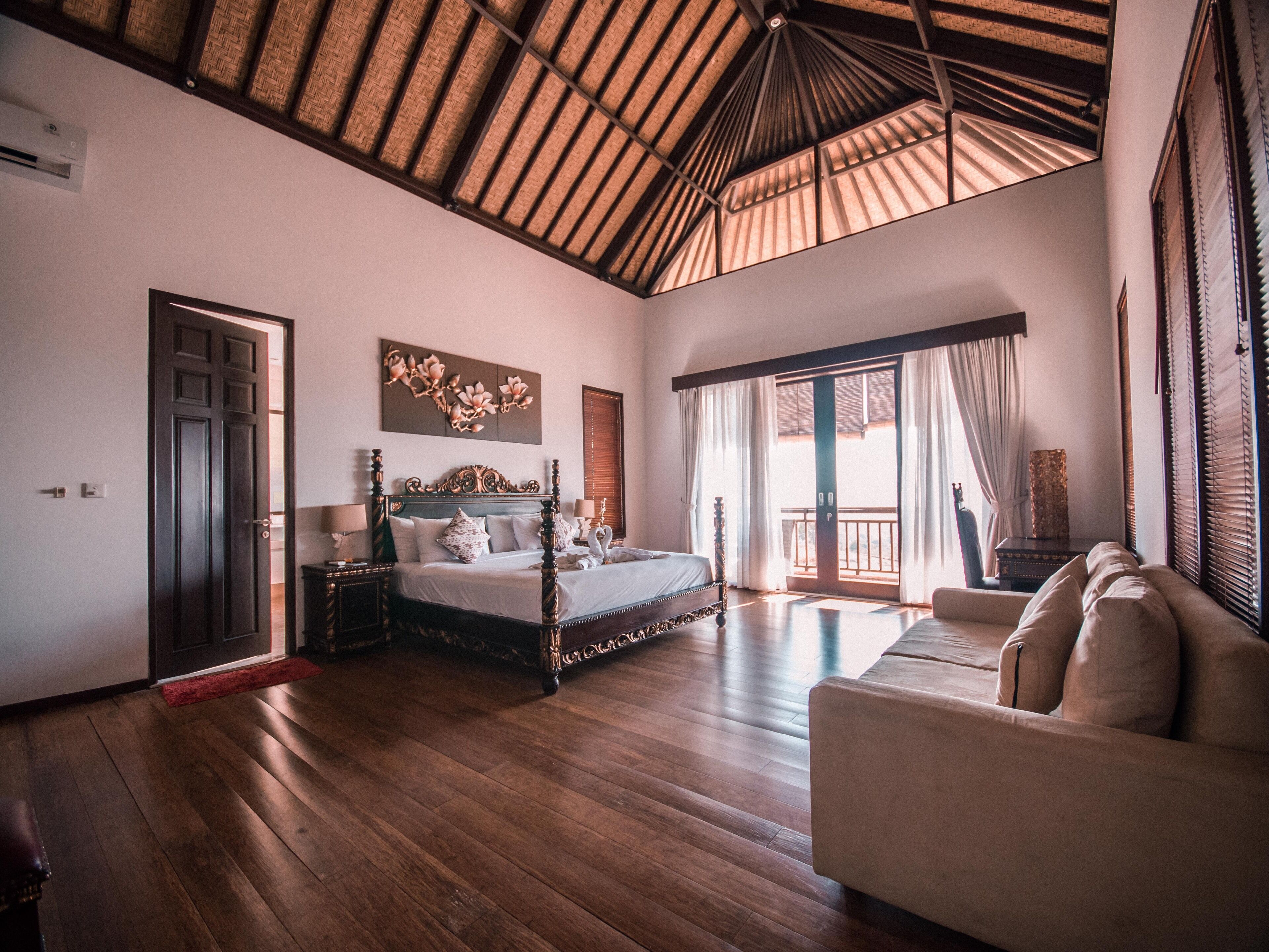 Una Smart TV, un reproductor de DVD, juguetes, un reproductor estéreo