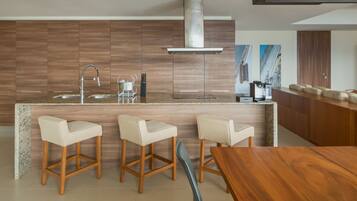 Superior Apartment | Private kitchen | Fridge, microwave, oven, coffee/tea maker