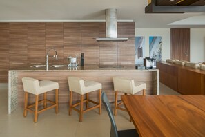 Apartamento superior | Cocina privada | Frigorífico, microondas, horno y cafetera o tetera