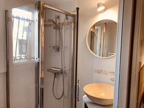 Dusche, Haartrockner, Handtücher, Seife
