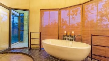Badewanne, Haartrockner, Bidet, Handtücher