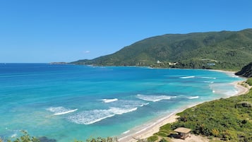 Una spiaggia nelle vicinanze, lettini da mare, teli da spiaggia