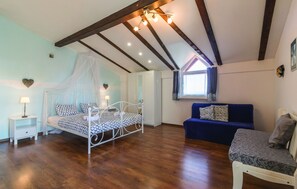 5 bedrooms, iron/ironing board, WiFi, bed sheets