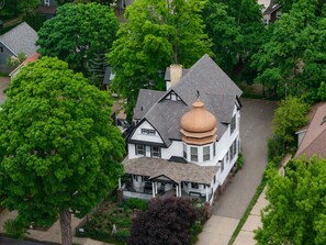 Exterior - Historic Hewitt Onion Tower apt 2 Studio in central Marquette with sauna access (Marquette)