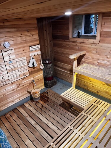 Historic Hewitt Onion Tower apt 2 Studio in central Marquette with sauna access