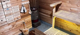 Historic Hewitt Onion Tower apt 2 Studio in central Marquette with sauna access