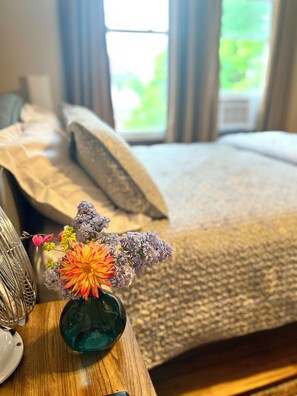 1 bedroom, in-room safe, iron/ironing board, travel cot - Historic Hewitt Onion Tower apt 2 Studio in central Marquette with sauna access (Marquette)