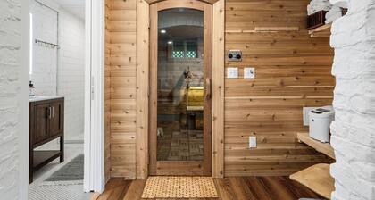 Historic Hewitt Onion Tower apt 2 Studio in central Marquette with sauna access