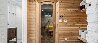 Historic Hewitt Onion Tower apt 2 Studio in central Marquette with sauna access
