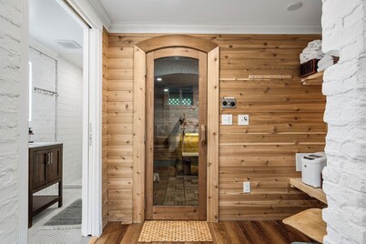 Historic Hewitt Onion Tower apt 2 Studio in central Marquette with sauna access