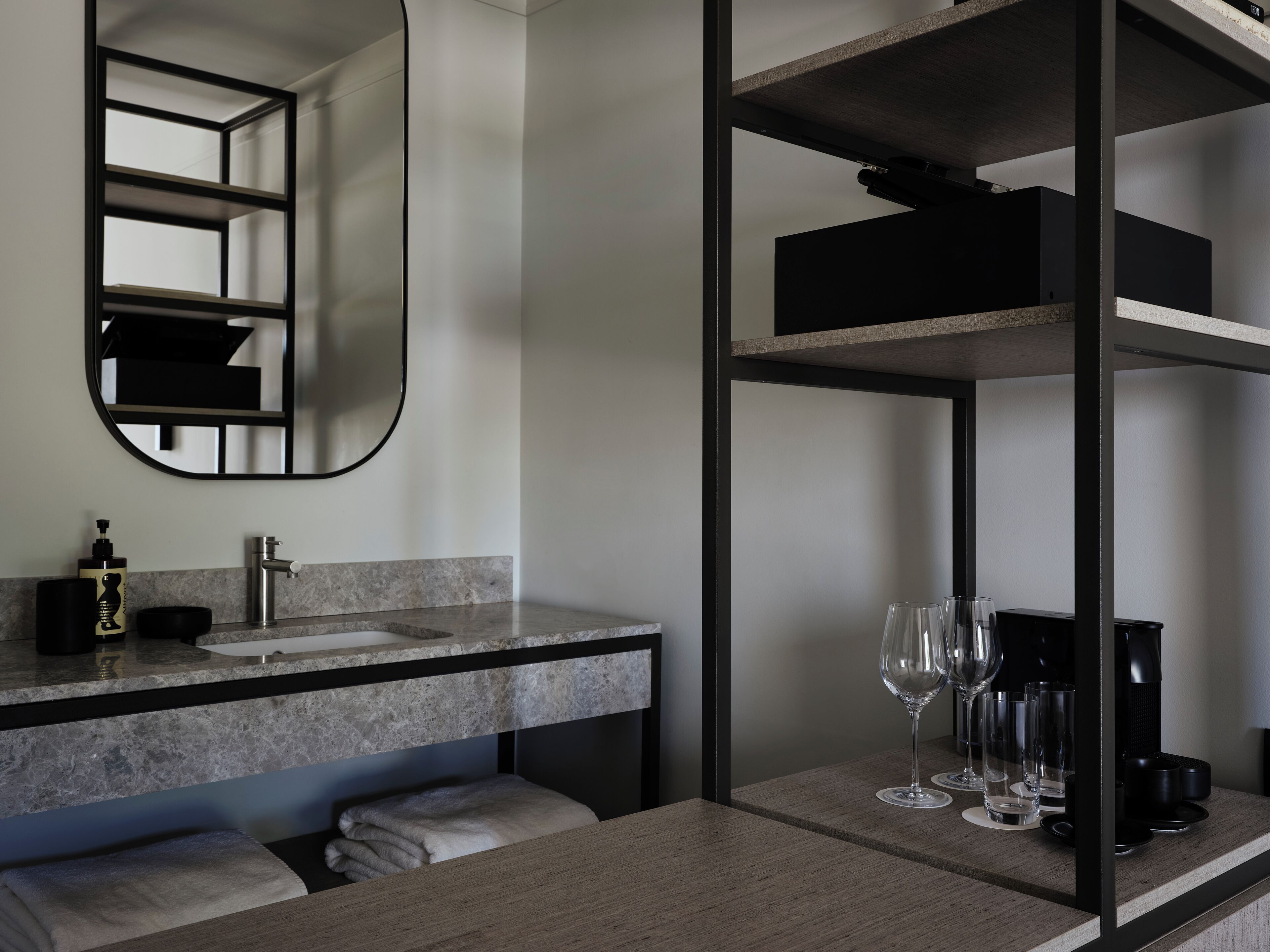 executive room with terrace | bathroom | shower, hair dryer, slippers, towels