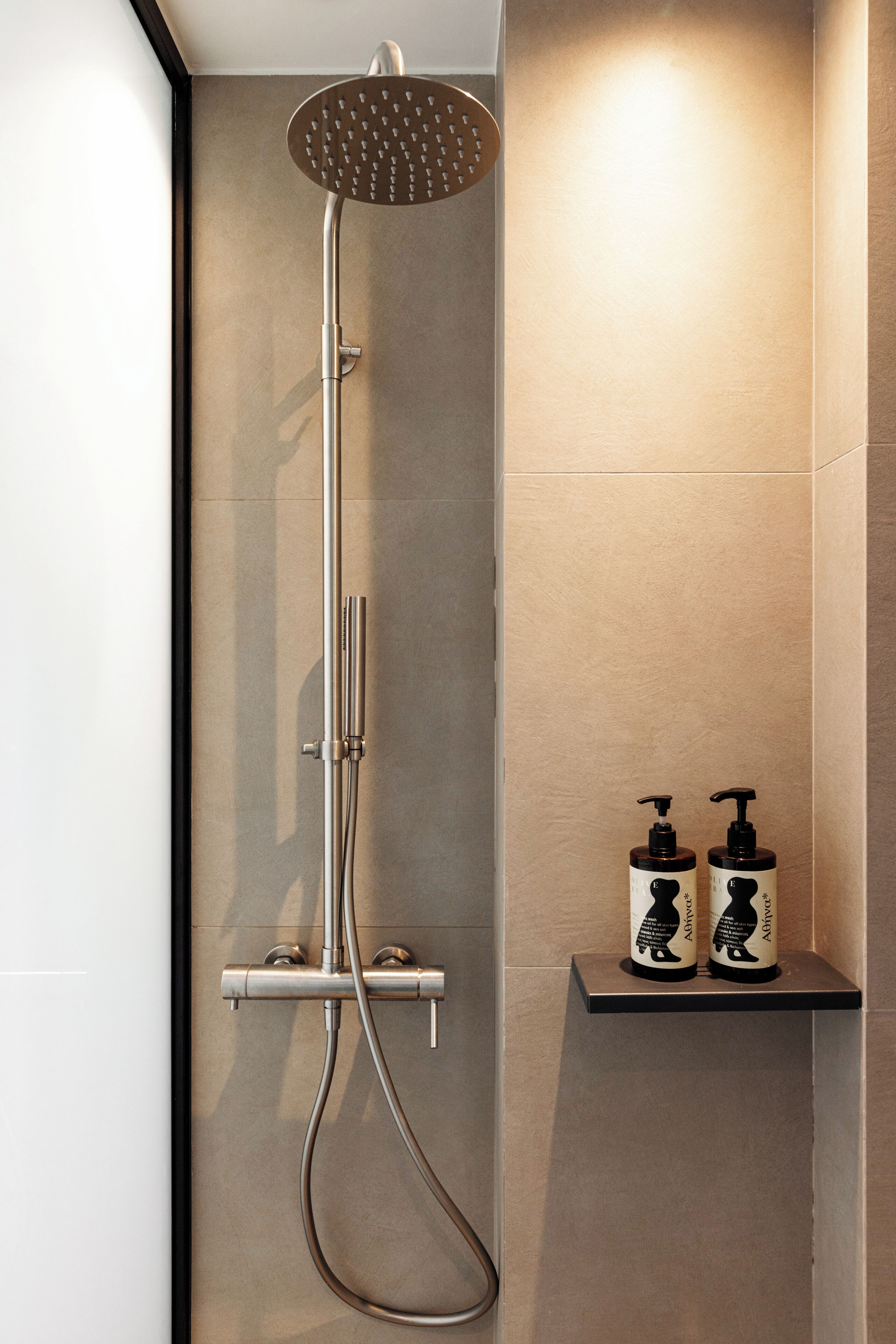 deluxe room with sea view | bathroom | shower, hair dryer, slippers, towels