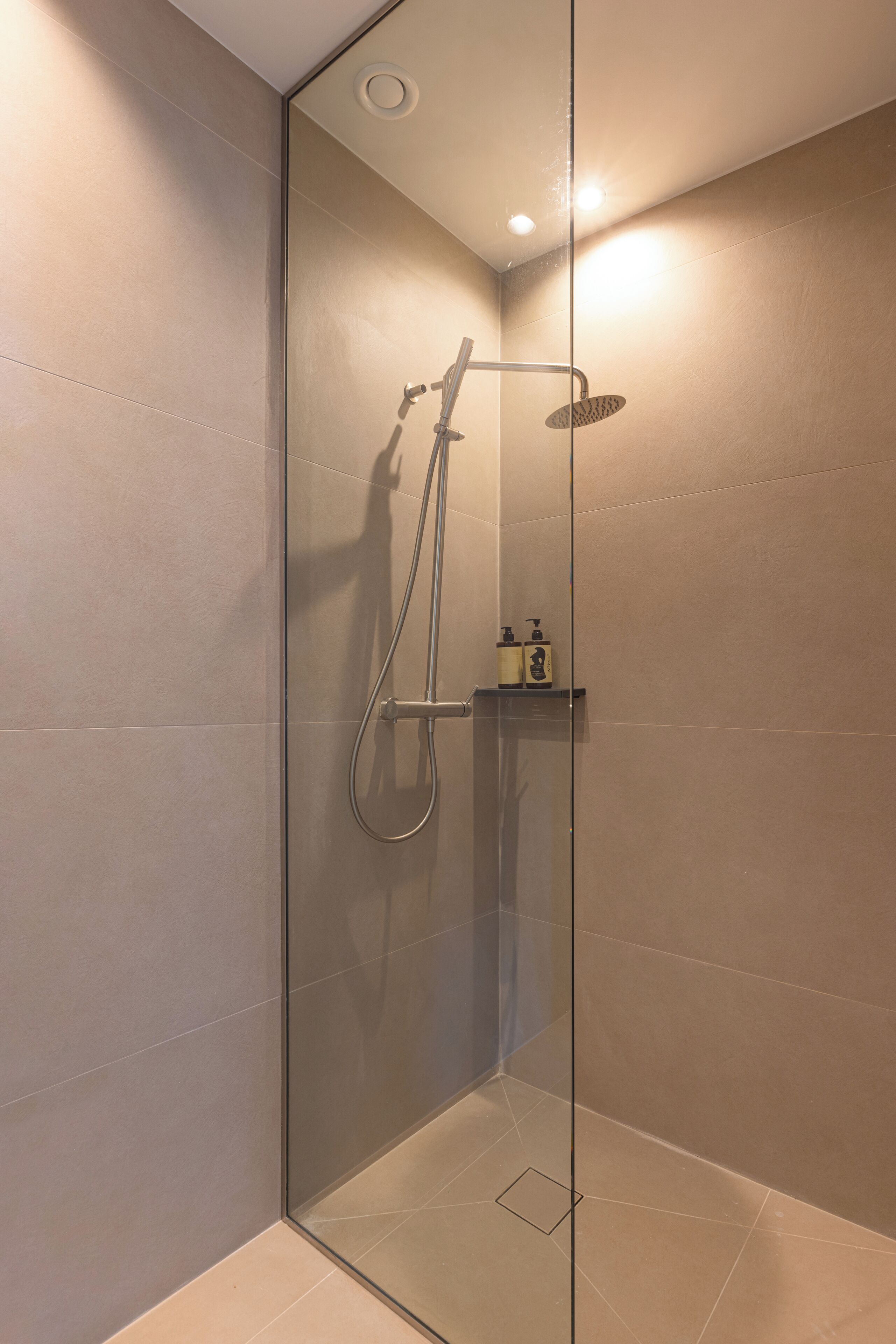 executive room with sea view | bathroom | shower, hair dryer, slippers, towels