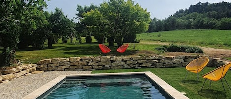 Una piscina al aire libre, una piscina climatizada