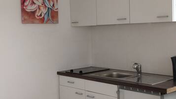 Kühlschrank, Herdplatte, Wasserkocher