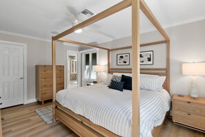 4 bedrooms, iron/ironing board, travel crib, free WiFi - Botanical Garden Escape on the River - with a Pool (Lancaster)