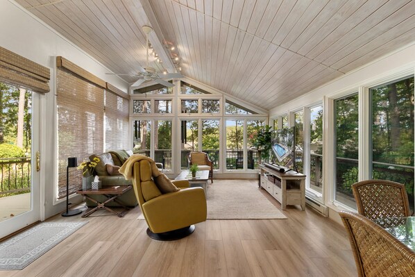 Smart TV, fireplace, stereo