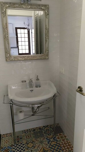 Een douche, een haardroger, handdoeken, zeep