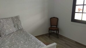 2 slaapkamers, een bureau, een strijkplank/strijkijzer, reisbedje