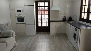 Een koelkast, een microgolfoven, een oven, een kookplaat