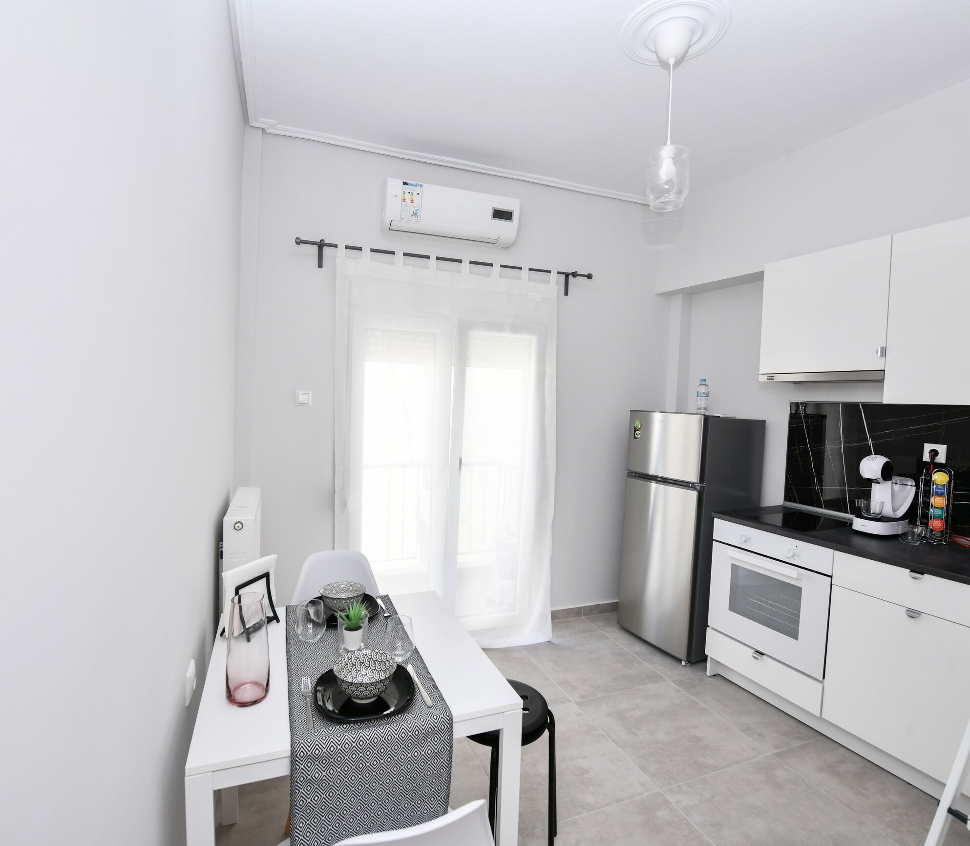 Kühlschrank, Ofen, Herdplatte, Wasserkocher mit Kaffee-/Teezubehör