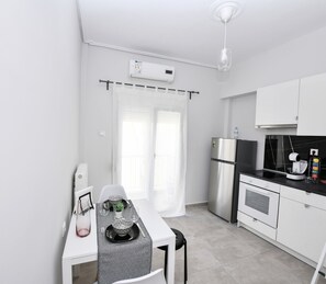 Réfrigérateur, four, plaque de cuisson, cafetière/bouilloire