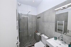Shower, hair dryer, towels, soap - Modern, comfortable apartment, in the heart of the city (Larisa)