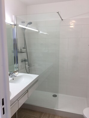 Shower, towels, soap, toilet paper - Apartment "France II" overlooking Cannes Marina and the Lerins Islands (Mandelieu-la-Napoule)